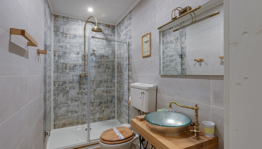 How to choose between a back-to-back pull handle and a knob with finger pull for your shower door?